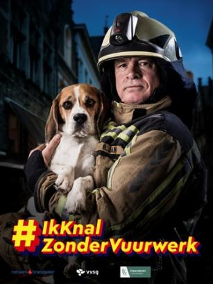 Brandweerman die een hond vast houdt